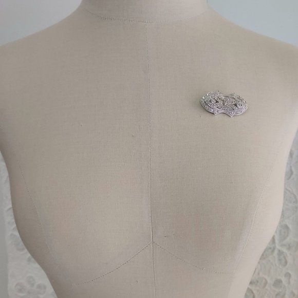 Art Deco crystal set in rhodium plated brooch. NEW - Picture 3 of 5